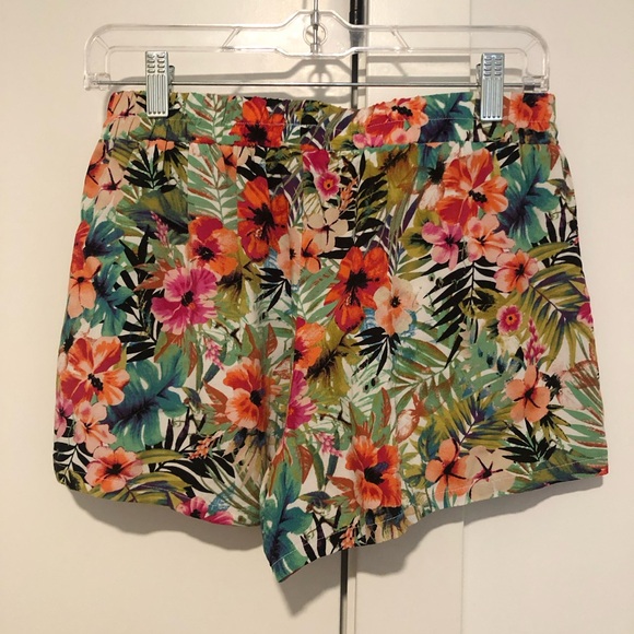 Tropical Floral Print Drawstring Beach Shorts- Size Medium - Picture 7 of 9
